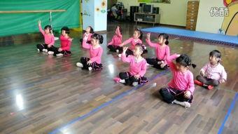 吃瓜小熊舞蹈,萌动夏日街头