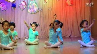 吃瓜小熊舞蹈,萌动夏日街头