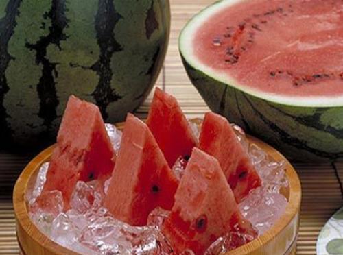 喝完酒吃瓜很苦,苦涩滋味难言尽